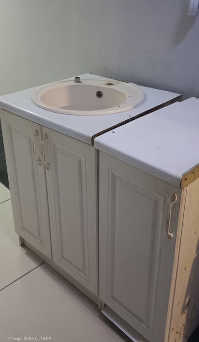 Все шкафы 4шт всех сразу в одной руке отдам бесплатно забрать 4 кухонн