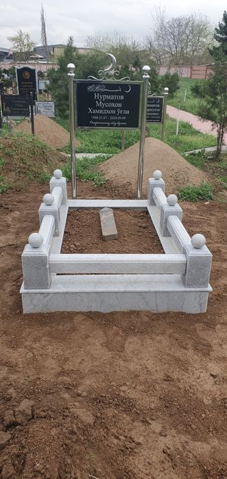 Qabr tosh qabriston uchun toshlar granit va mramirdan