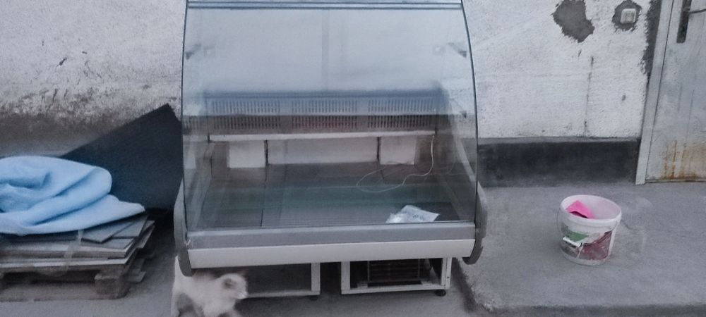 Витриный холодильник