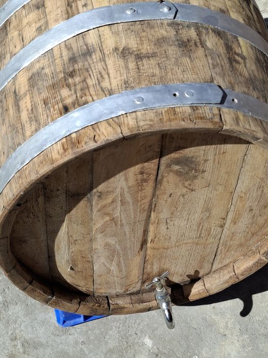 Vand butoi de vin sau tuica din salcam