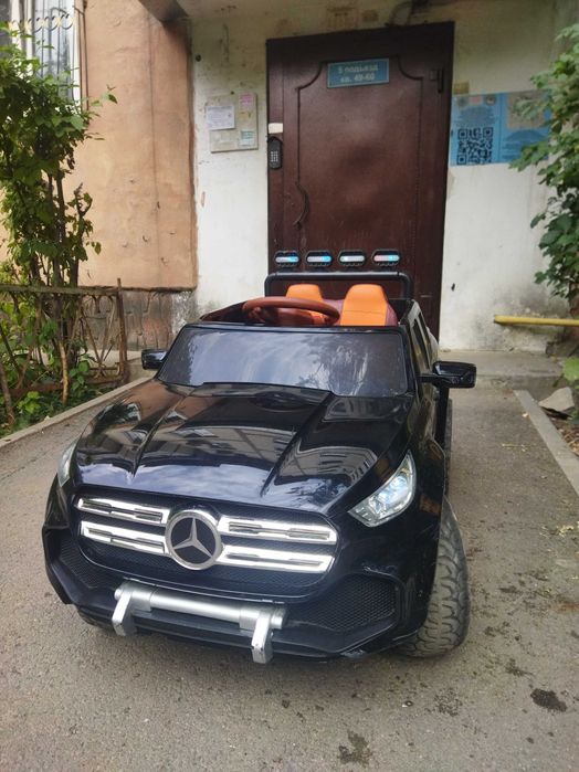 Продам электро машинка с пультом управления