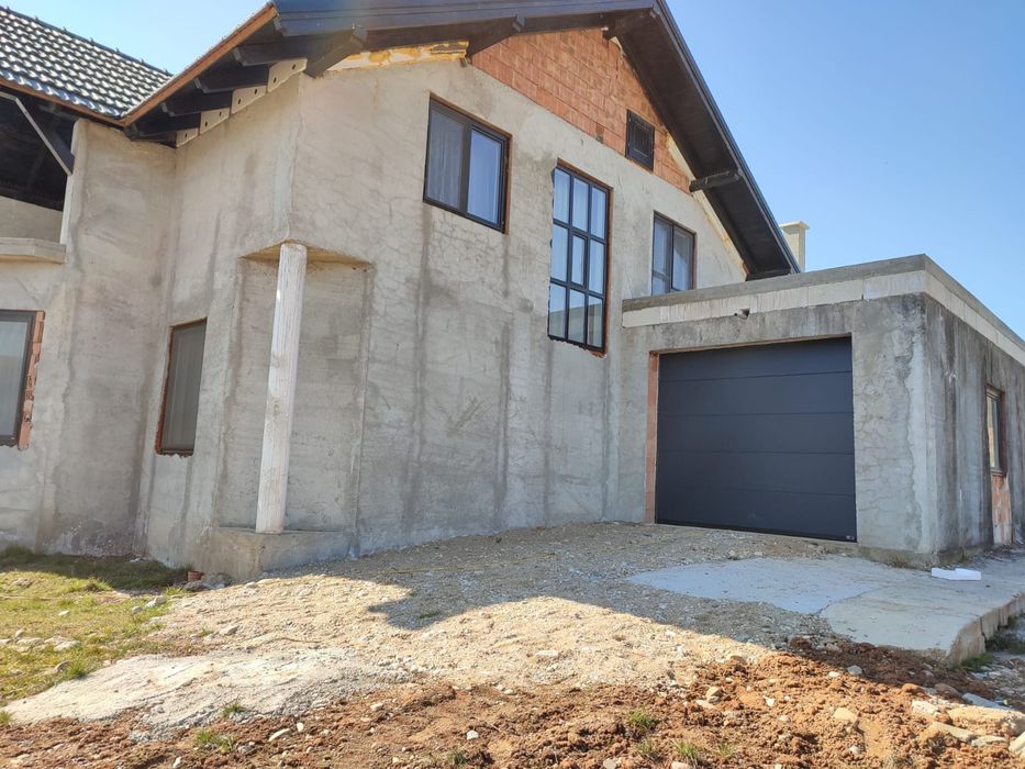 Usi de garaj gri mat