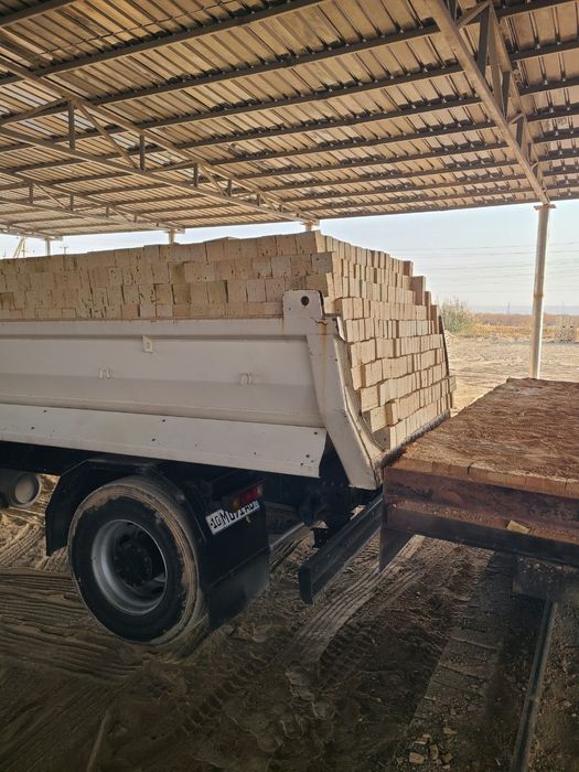 Teshik va butun gisht bor