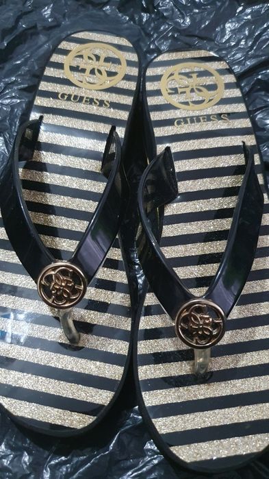 Papuci guess in cutie