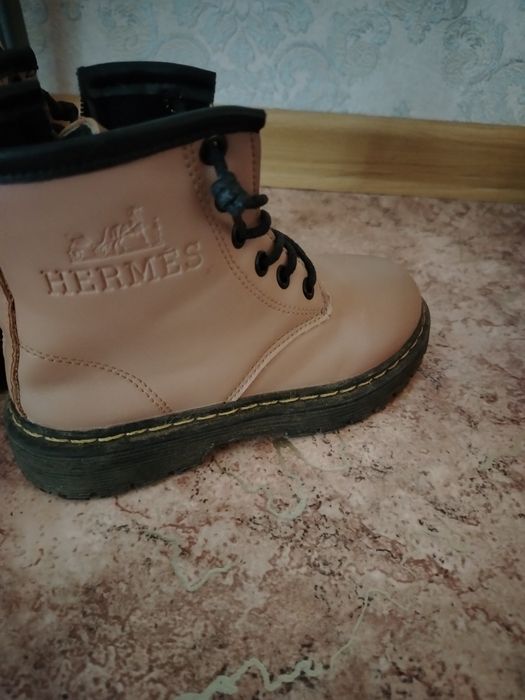 Продам осенние ботинки на девочку