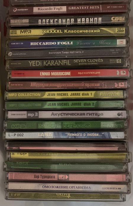 В хорошем состоянии CD диски, аудио кассеты