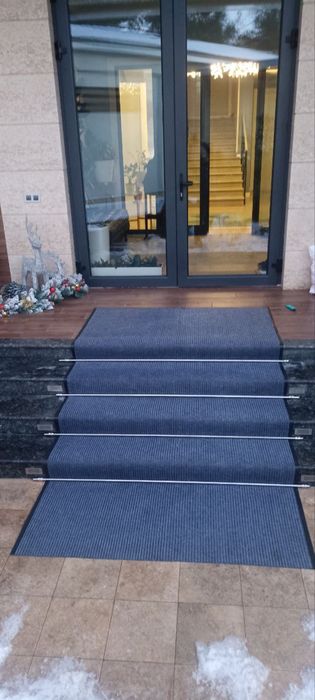 Установка на лестницу коврик