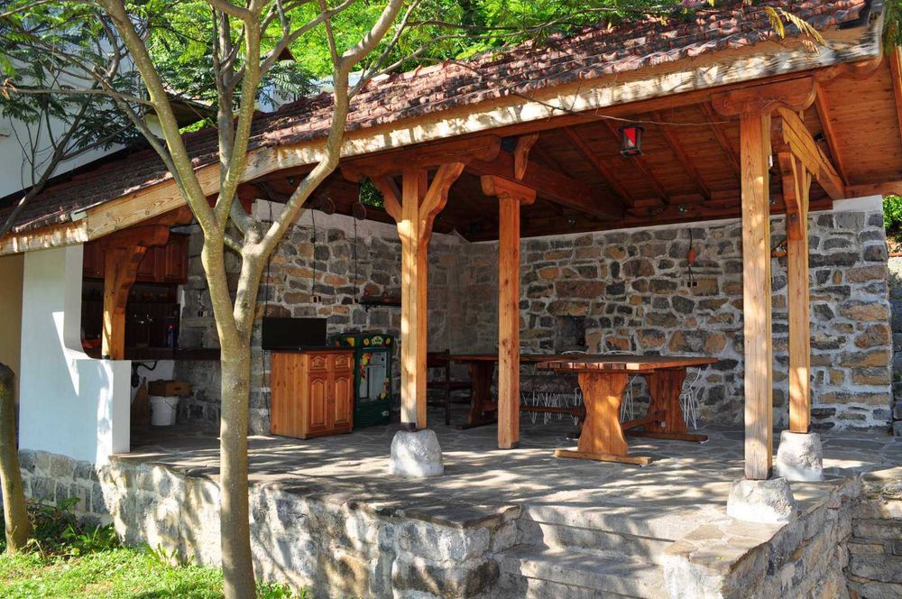 Комплекс -механа и къща за гости до Гложенския манастир и Тетевен !