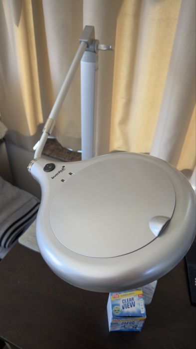 Настолна работна Чешка лупа с лампа подсветка Levenhuk Zeno Lamp ZL27 LED  170мм до 2.5 оптично увеличение