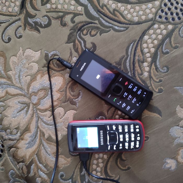 Продам кнопочные телефоны,б/у, с зарядкой,в отличном состоянии.