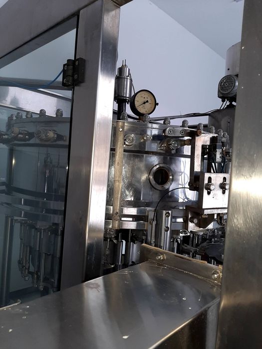 Розлив машина монаблок.