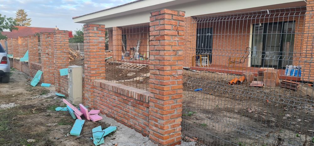 Executam garduri plasa bordurata, 
bolțari, cărămidă aparentă, placi.