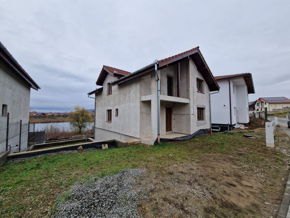 Casă 170 mp utili, vedere la lac – Chereteu, Blaj – acces asfaltat