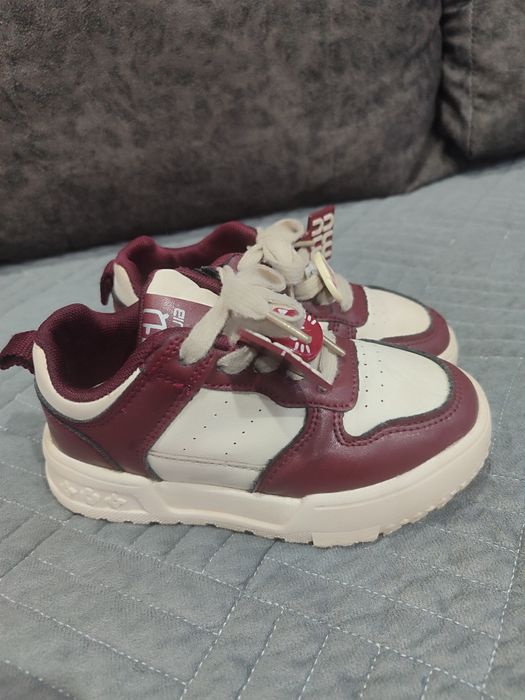 Продам детские кроссовки