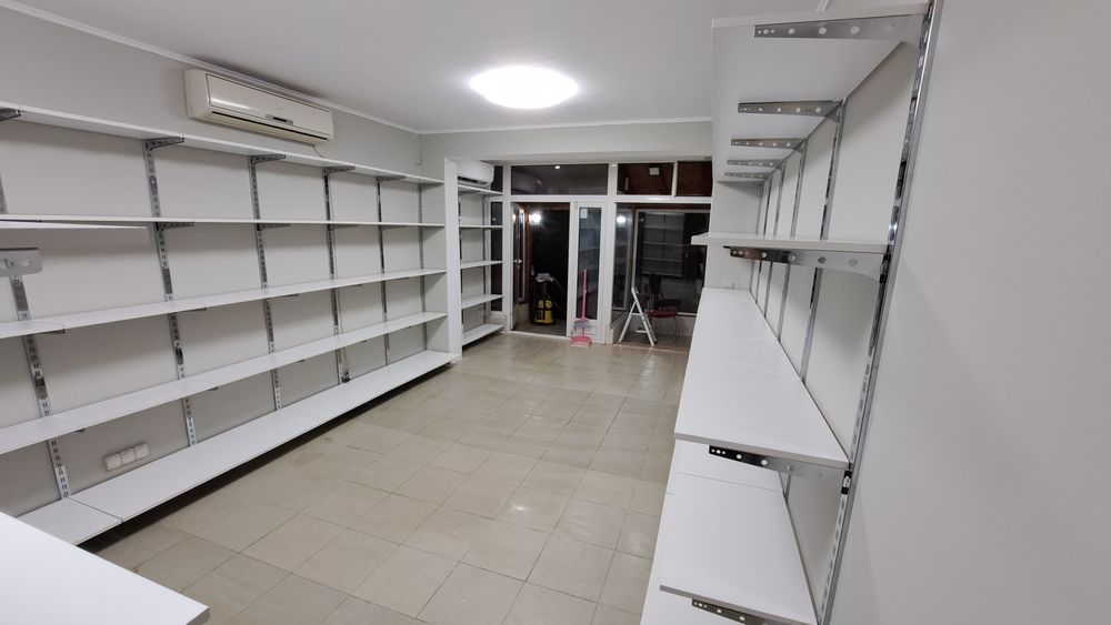 Бели стелажи за магазин