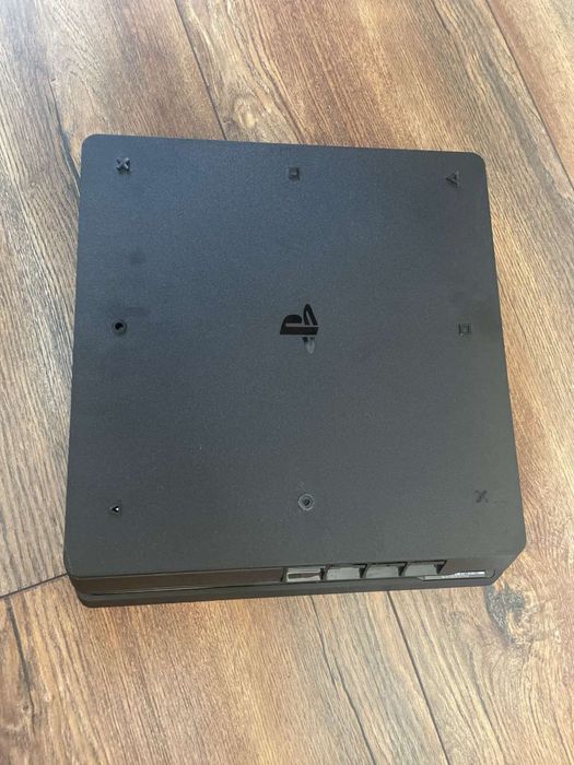 Ps4 slim с включени 8 игри