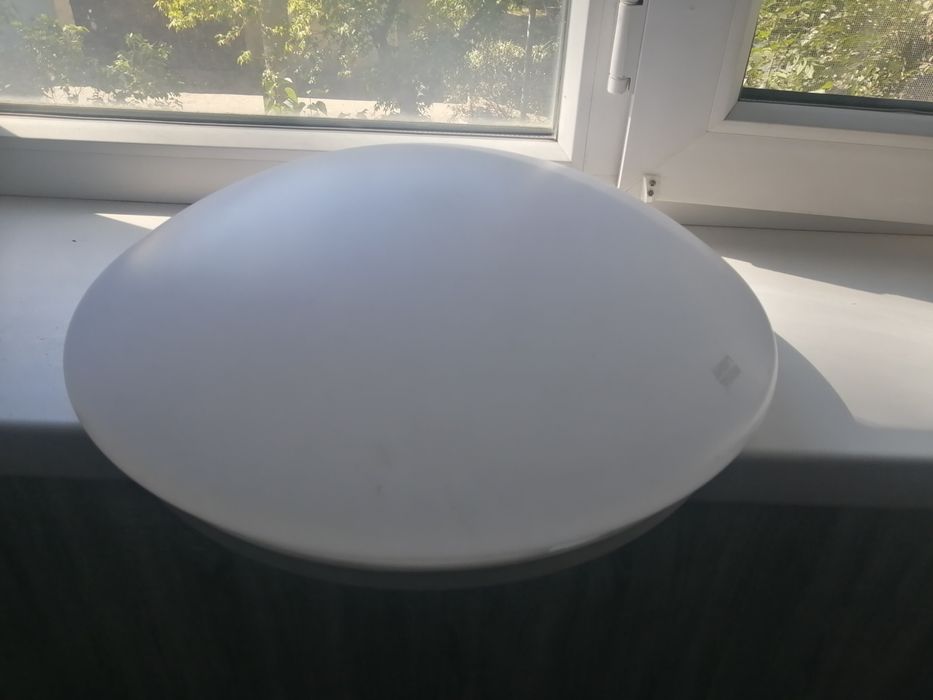 Продам потолочную люстру