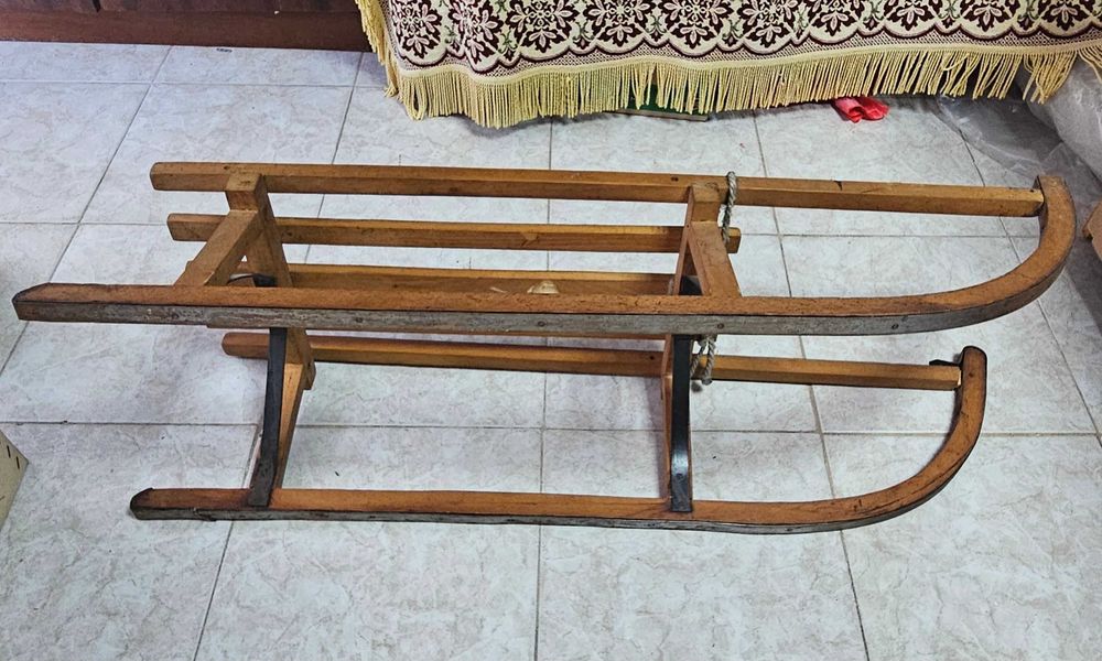 Дървена шейна, с въже за дърпане