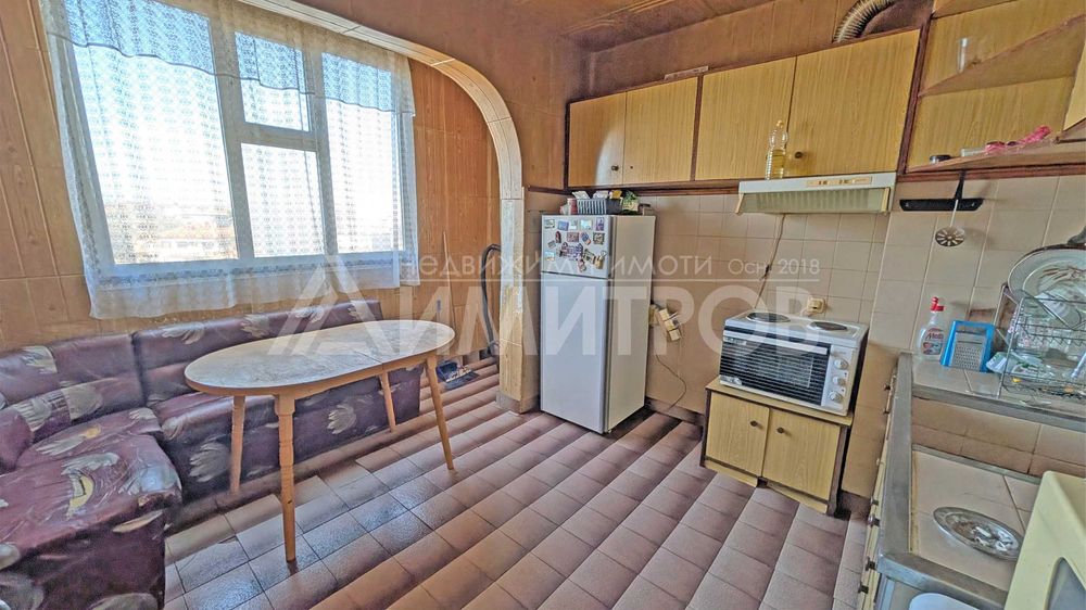 Продава двустаен апартамент 65 кв.м. нисък етаж в гр. Нови пазар.