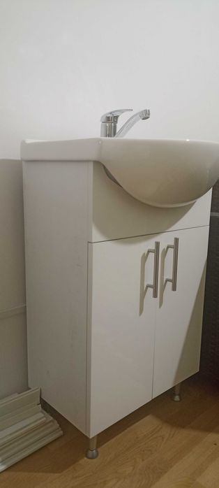 Chiuvetă baie 50 cm cu dulap și baterie, compact, spații mici