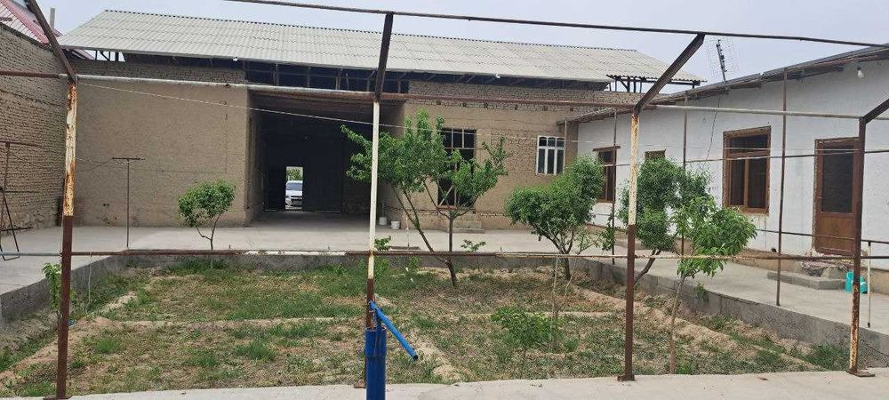 Кармана тумани Кумушкон МФЙ йулни устида ховли сотилади зур нархда