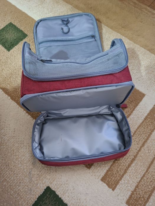 Продается дорожная косметичка.