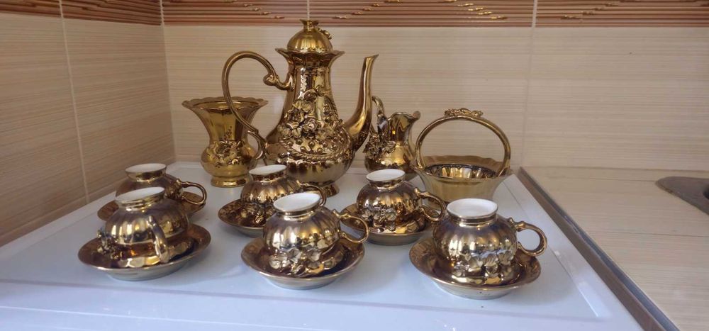Позлатен порцеланов сервиз