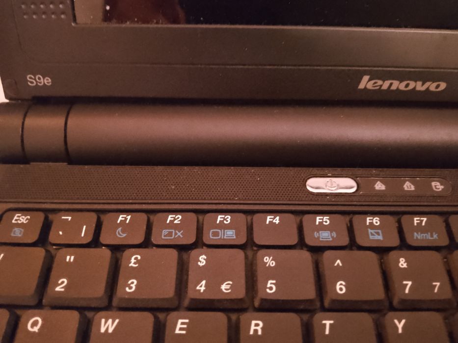 Малък лаптоп Lenovo