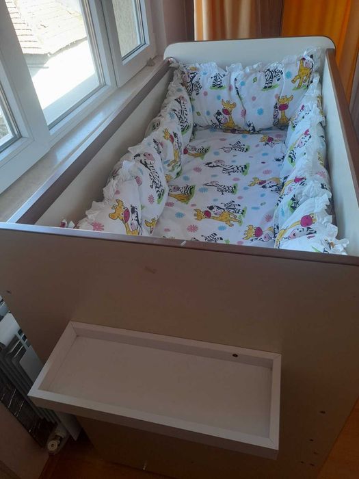 Детско бебешко легло кошара дървено люлеещ механизъм две чекмеджета