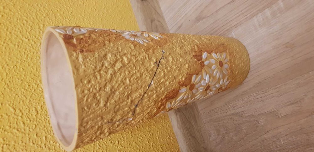 Продавам  две вази цвят бежово с тъмно жълто