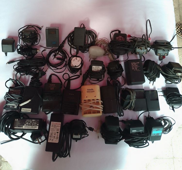 Lot diferite încărcătoare în jur de 30 bucăți