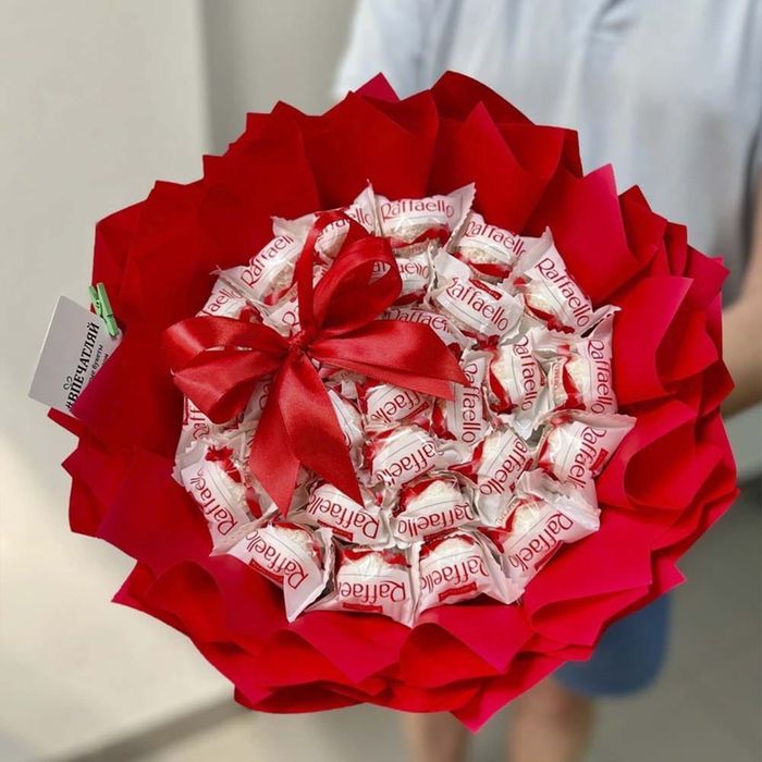 Букет из конфет Рафаэлло. Подарок девушке на 8 марта