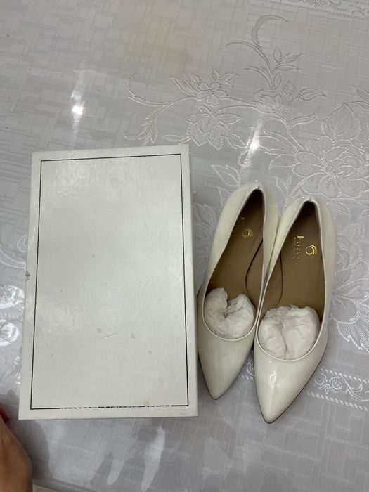 Продам туфли белые