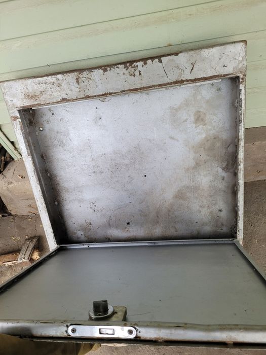 Железный  ящик с замком