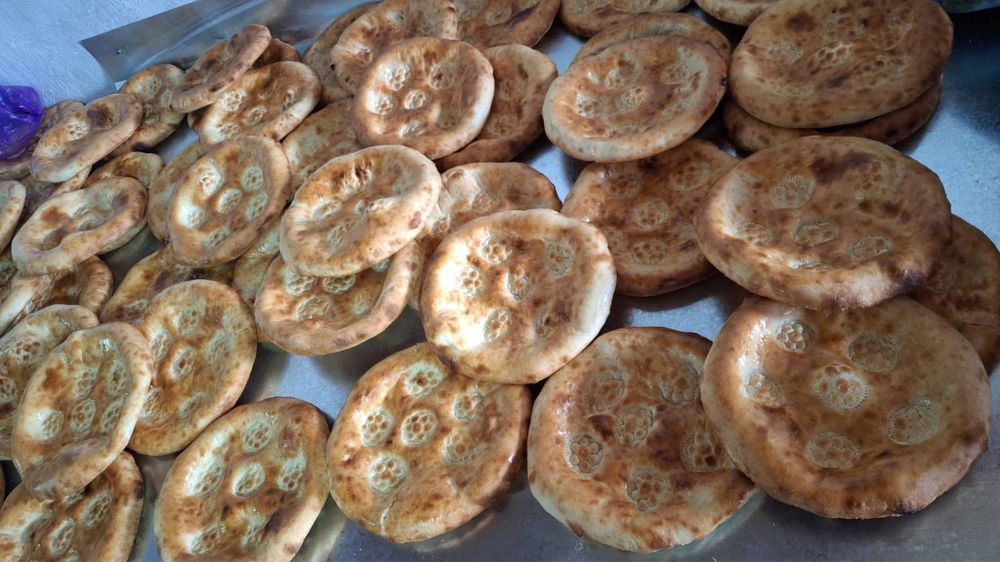 Тандырға піскен ыстық нандар сатылады.