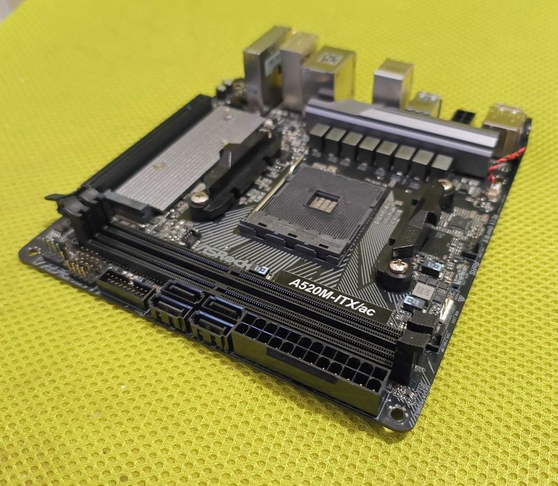 placa de baza mini-ITX AsRock A520M-ITX/ac