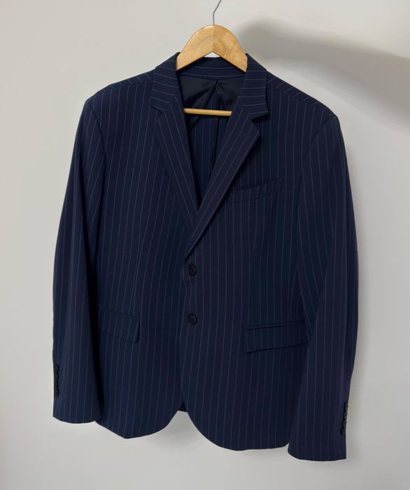 Costum bărbătesc Bigotti, elegant, culoare albastru închis cu dungi albe fine.