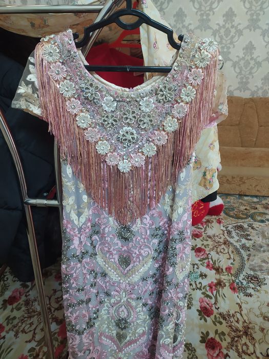 Vecherni kuylak sotiladi