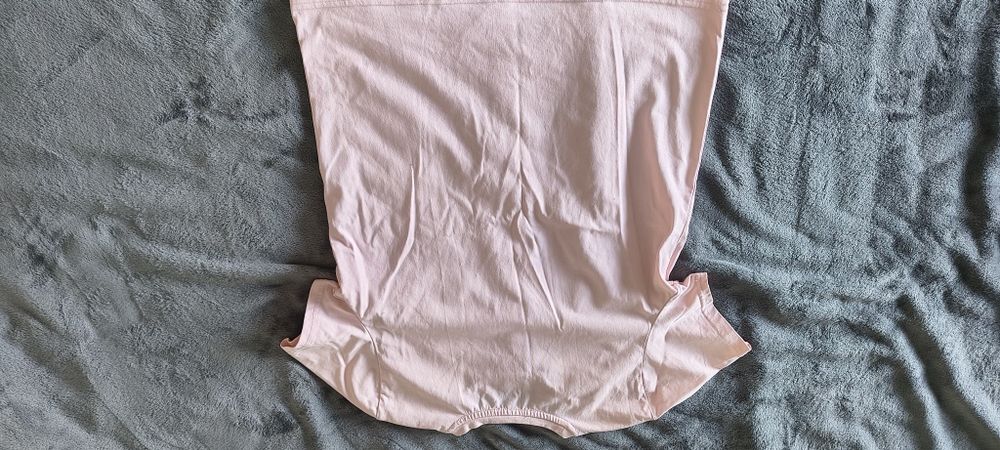 Tricou roz cu decorațiuni florale