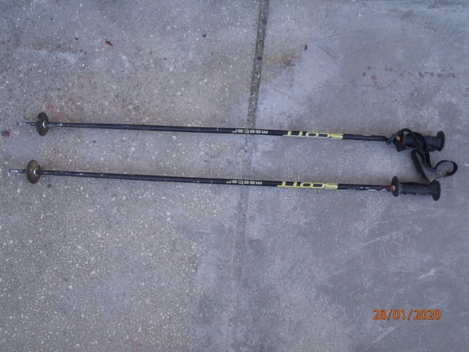 Ски, ски обувки, автомати, щеки и ремъци – перфектно запазени.