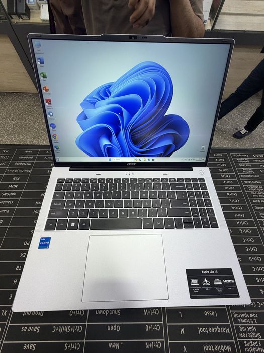 Acer Lite 16 . intel i5-1334U. 16gb/ddr5/512 gb ssd 15.6 IPS