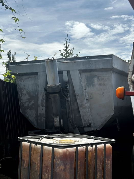 Vand o bascula Schwarzmüller cu cilindru basculabil