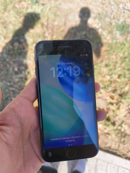 Продам iPhone SE 2020 года на 64 ГБ.