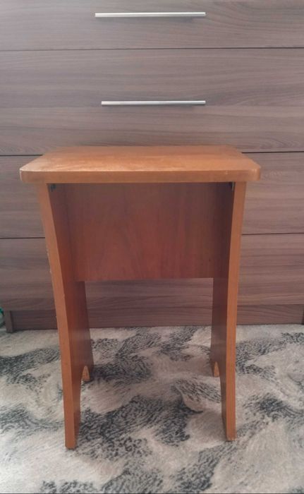 Продам 2 табуретки