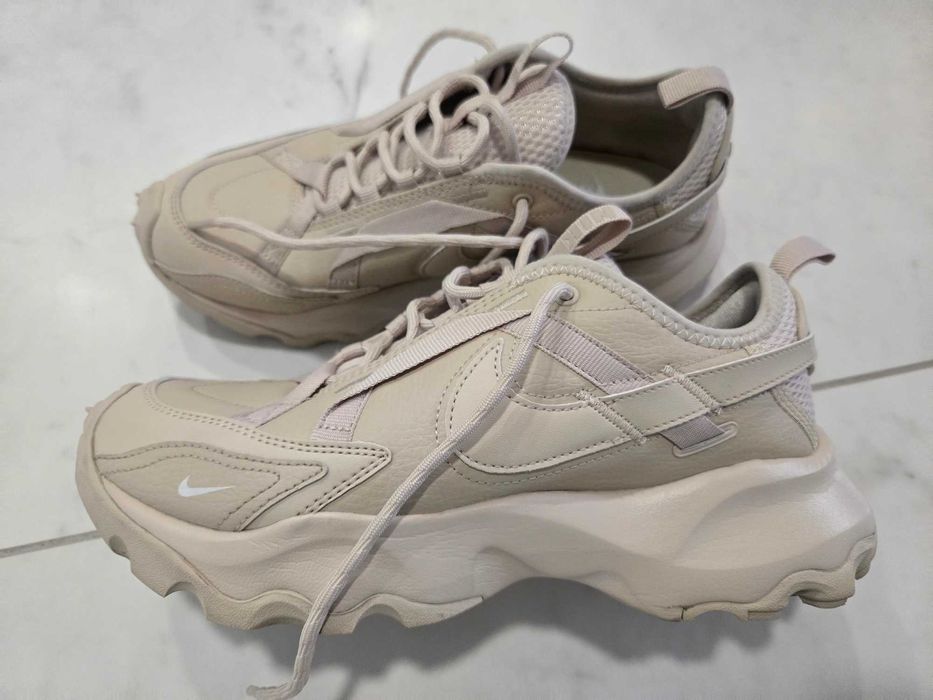 Бежови маратонки Nike