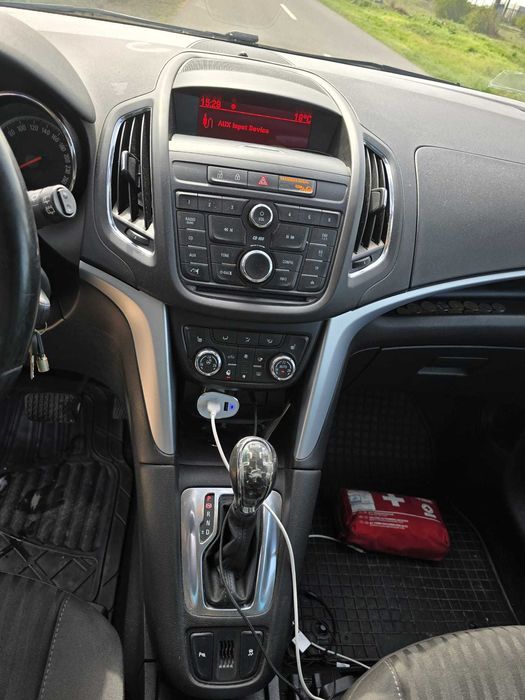 Vând Opel Zafira