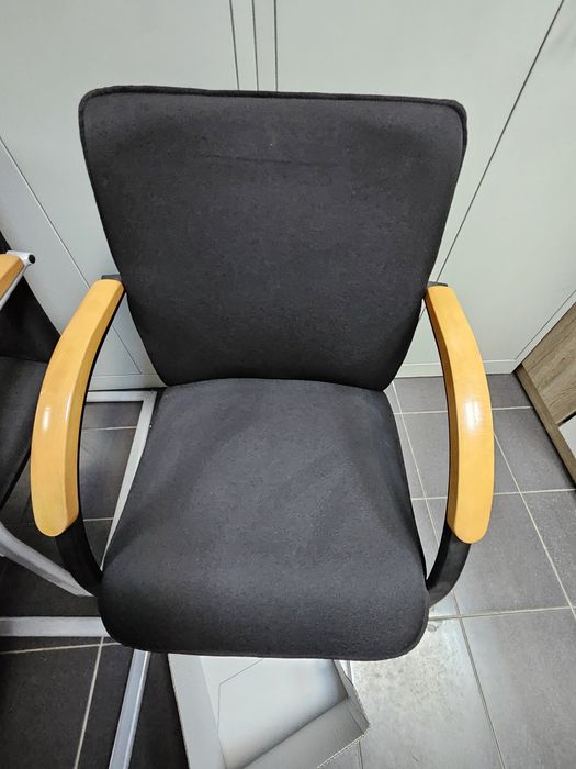 Vand masa birou/sala de conferinta  cu patru scaune aferente