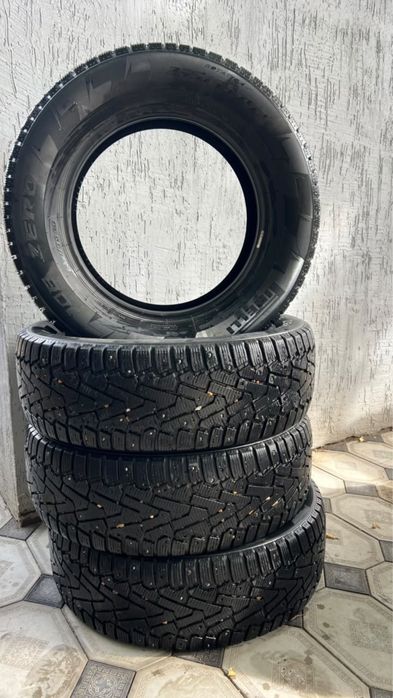 Продам зимнюю резину 235/65/17