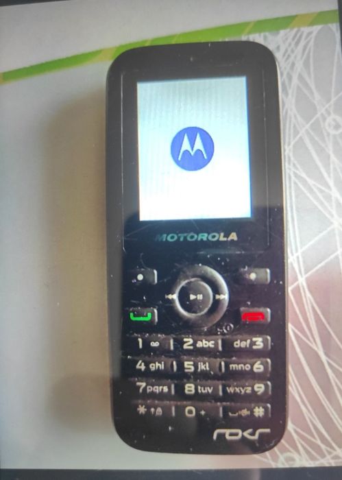 Telefon Motorola cu taste și camera, mic, compact, robust, foarte practic.