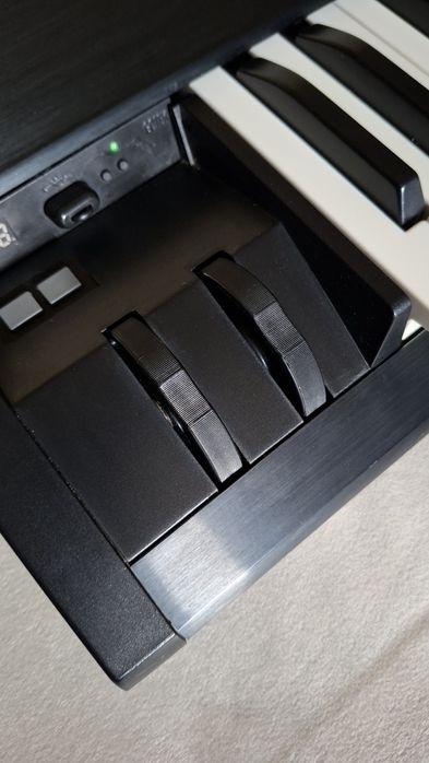 Ensoniq ts10 sotiladi.